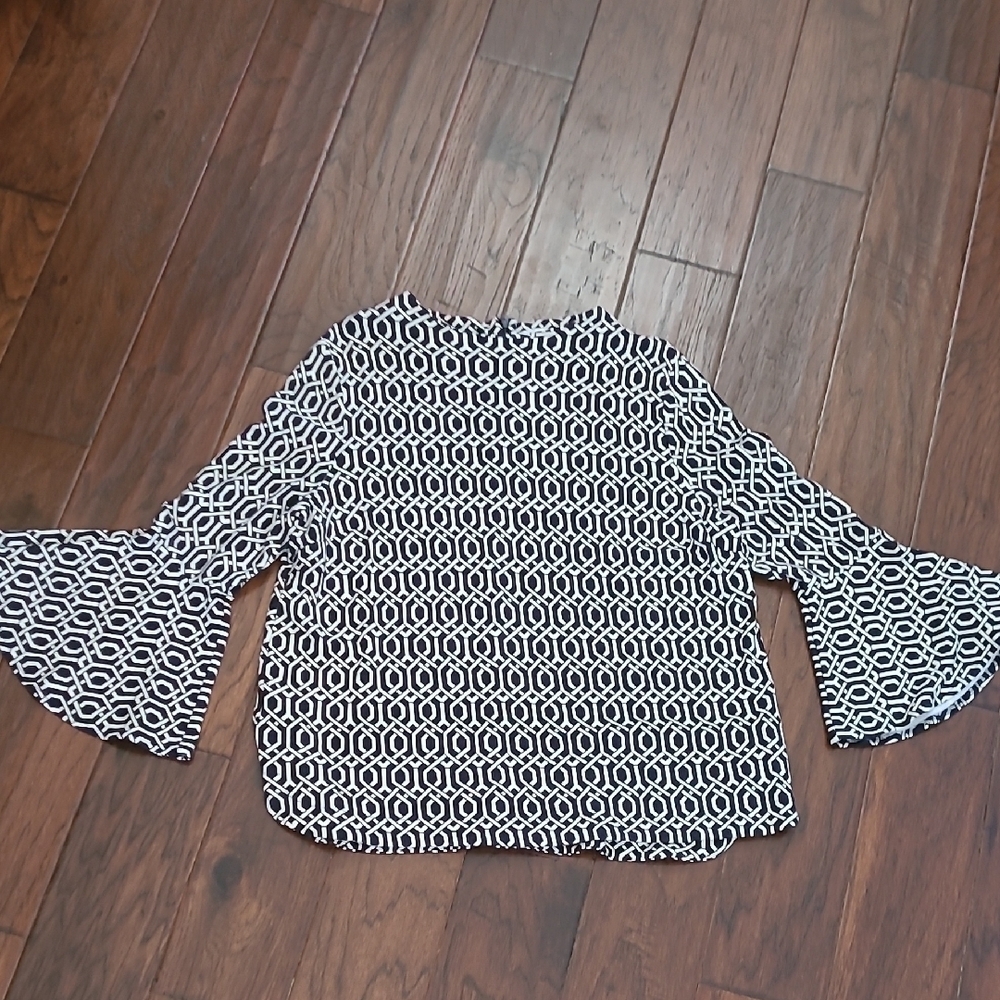 Crown & Ivy Black & White Design Top with Hidden Back Zipper & Bell Sleeves XL
